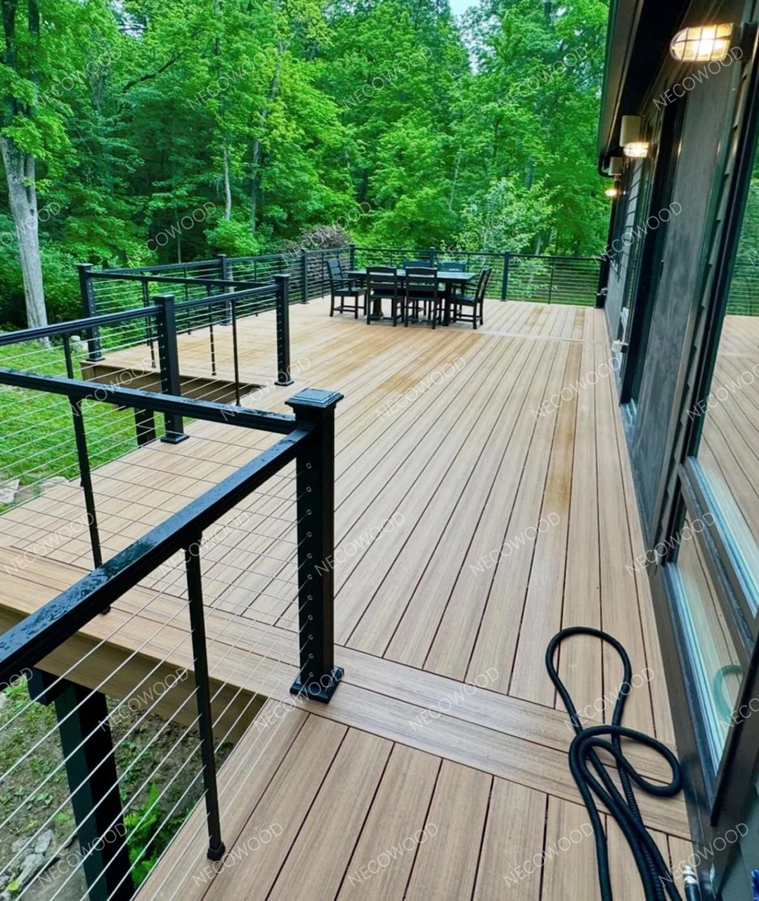 विला और गार्डन डब्ल्यूपीसी डेकिंग समाधान: कुवैत की लक्जरी आउटडोर लिविंग को बदलना